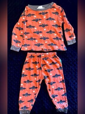 Toby Tiger Halloween 2-piece pajamas organic cotton 12-18 months UK Scandi bats